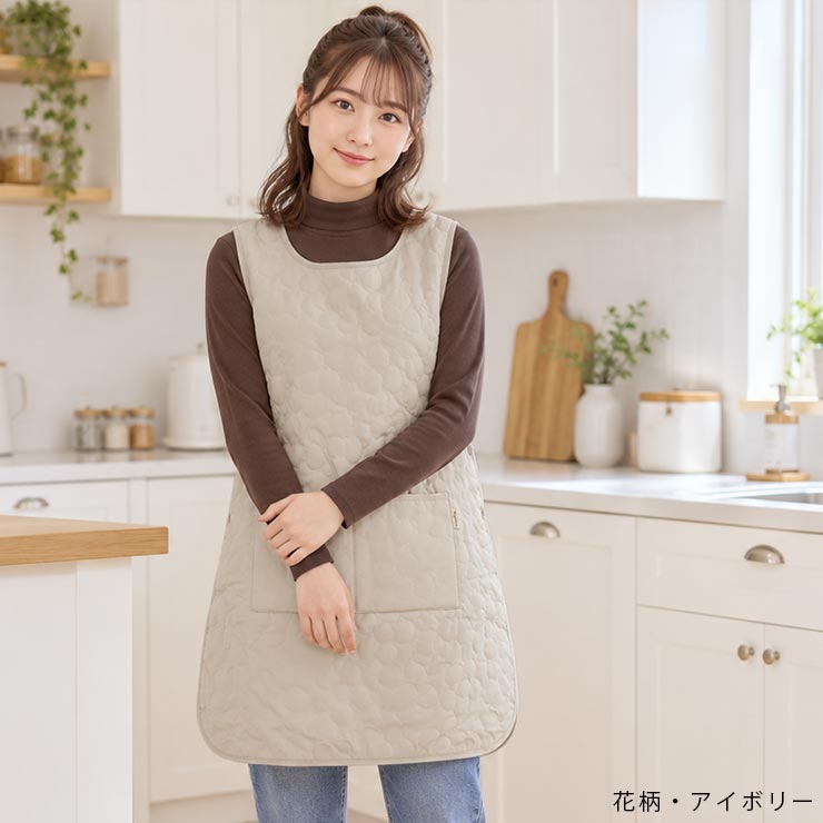 はっ水キルト＆裏ボア ノースリーブエプロン カーキ着用イメージ