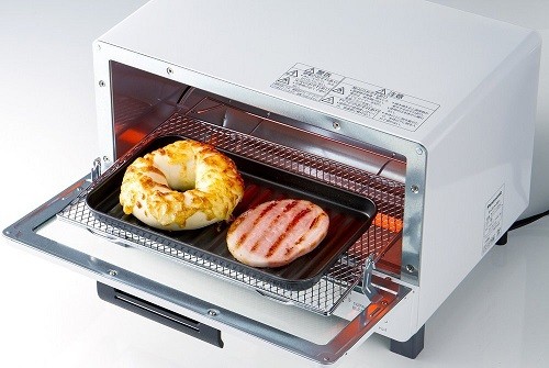 オーブントースターで簡単料理ができる便利品オーブントースター専用トレー