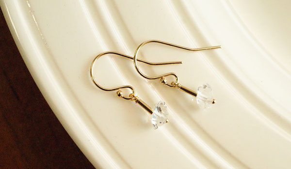 揺れる ピアス 天然石