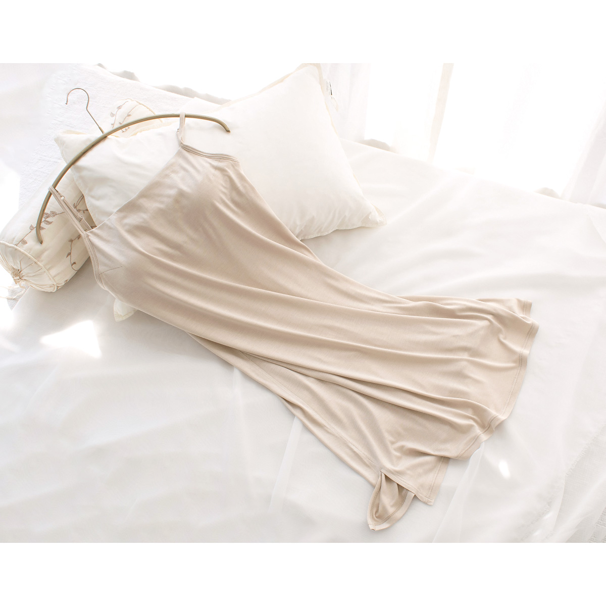 シルク100％ カップ付き ゆったりキャミスリップ 日本製 【ふわ肌シルク】レディース ベージュ ホワイト M/L |  | 01