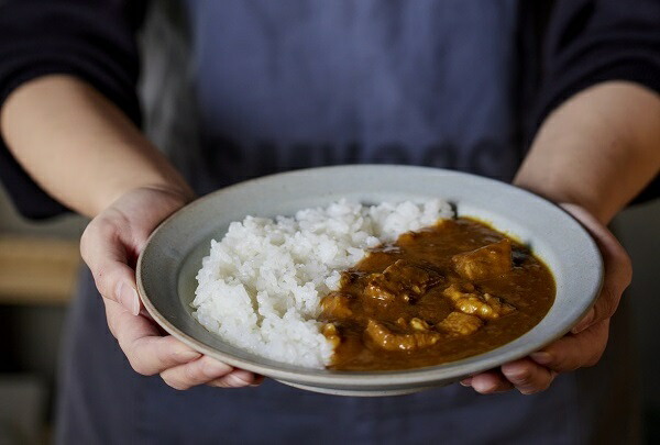 Amazon.co.jp: にしきや ビネガーポーク カレー 180g NISHIKIYA