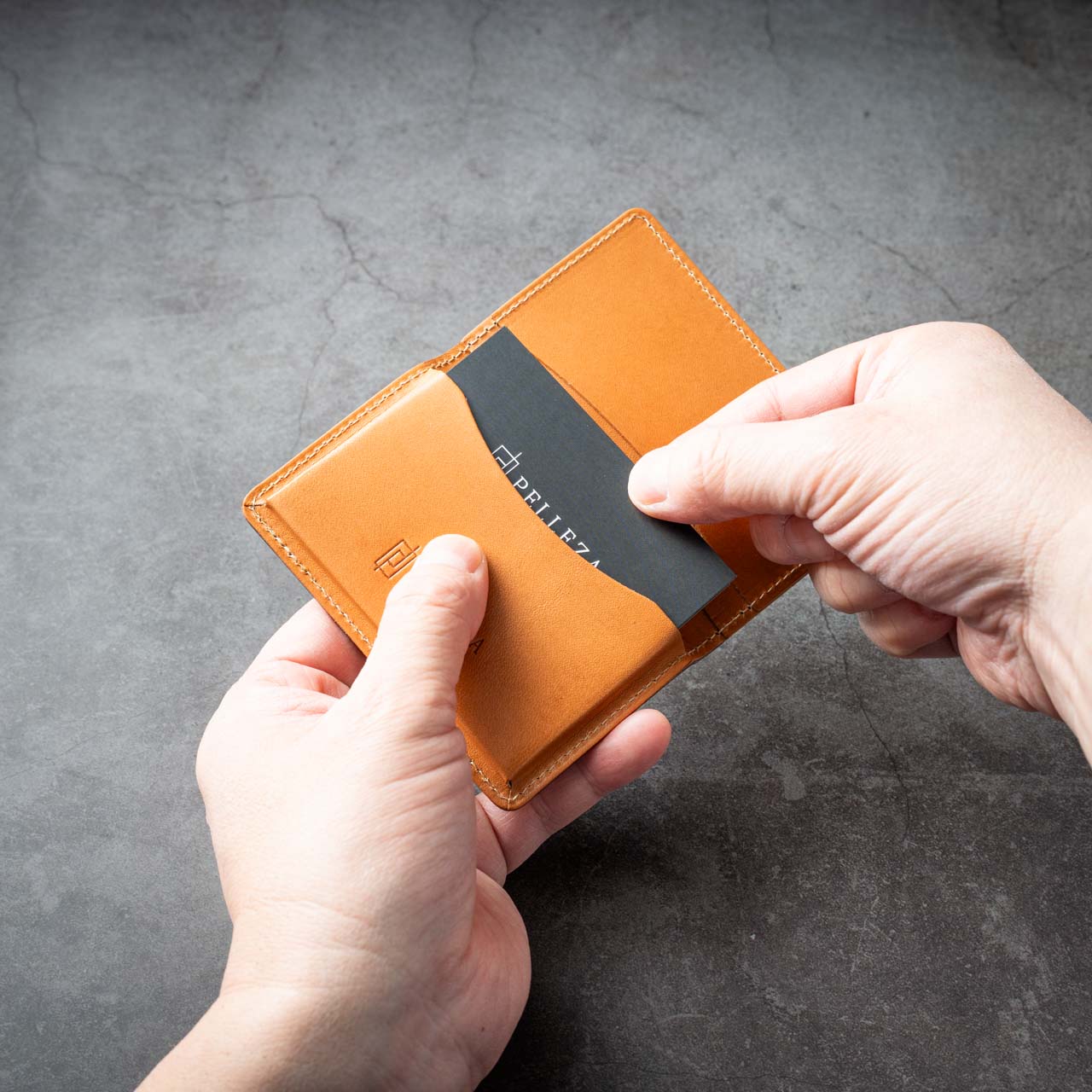 名刺入れ使用イメージ