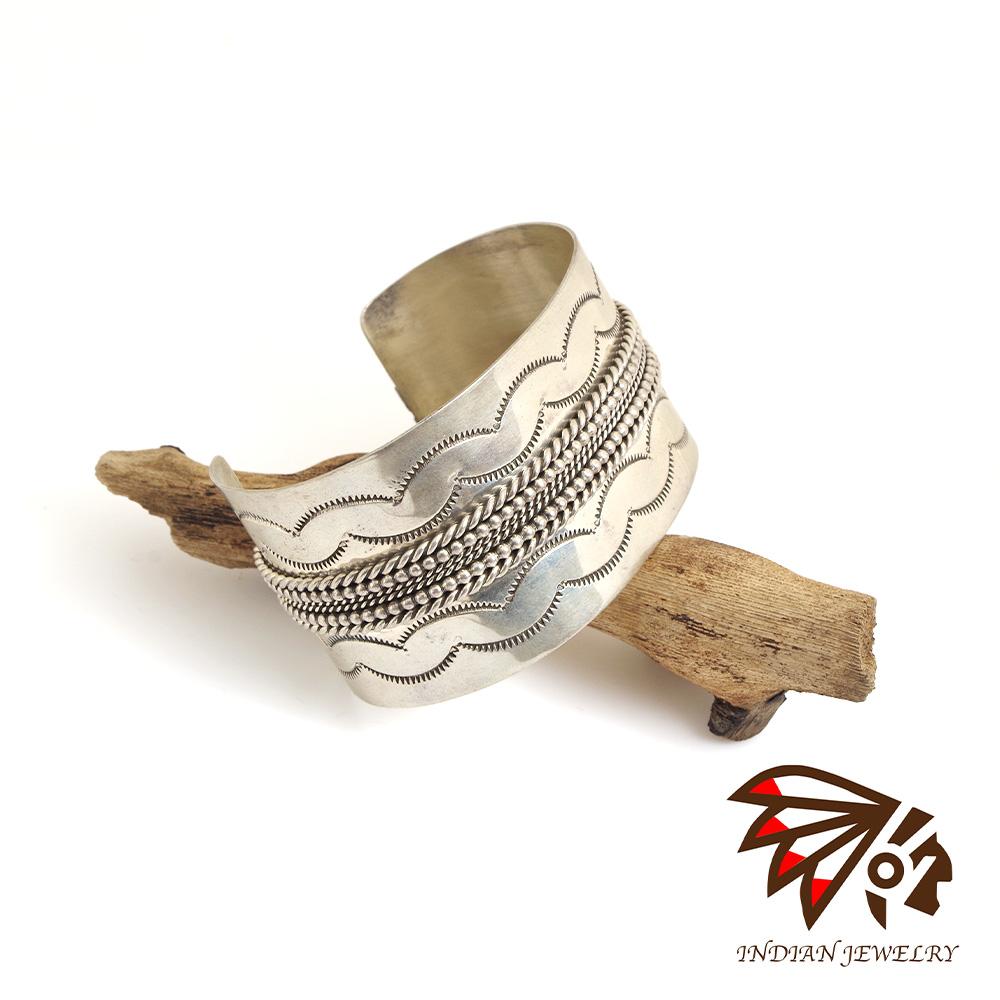 INDIAN JEWELRY インディアンジュエリー Navajo Stampwork Widebangle Manuel Tahe ナバホ スタンプワーク ワイドバングル マニュエル・タへ作