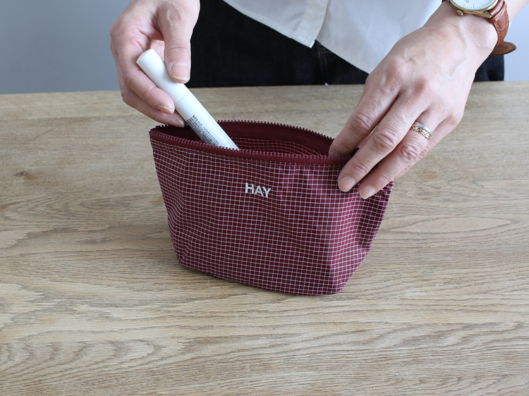 正規取扱店 HAY Grid Pouch small (Burgundy) AF782-A601-AE61 ヘイポーチ i-34936 |  | 03