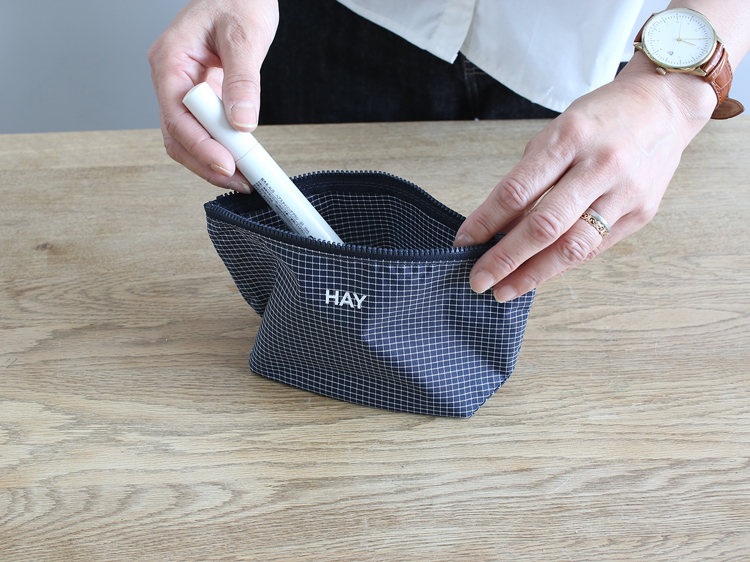 正規取扱店 HAY Grid Pouch small (Dark blue) AF782-A601-AE89 ヘイポーチ i-34935 |  | 03
