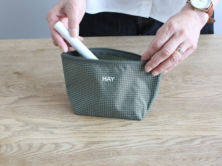 正規取扱店 HAY Grid Pouch small (Dark green) AF782-A601-AE77 ヘイポーチ i-34934 |  | 03
