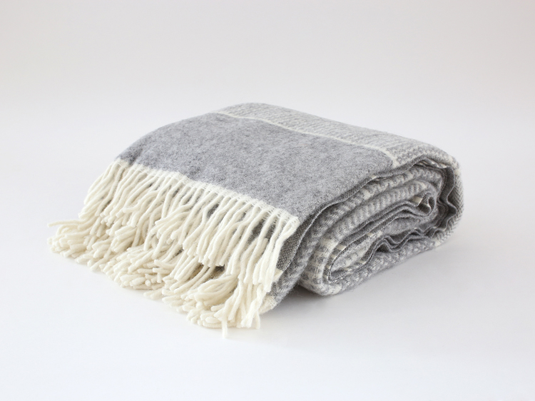 【正規取扱店】ウールコーム付き KLIPPAN クリッパン ウール スロー キルト (SIZE:130cm×200cm /ライトグレー)KP207501 i-30413 | KLIPPAN | 01