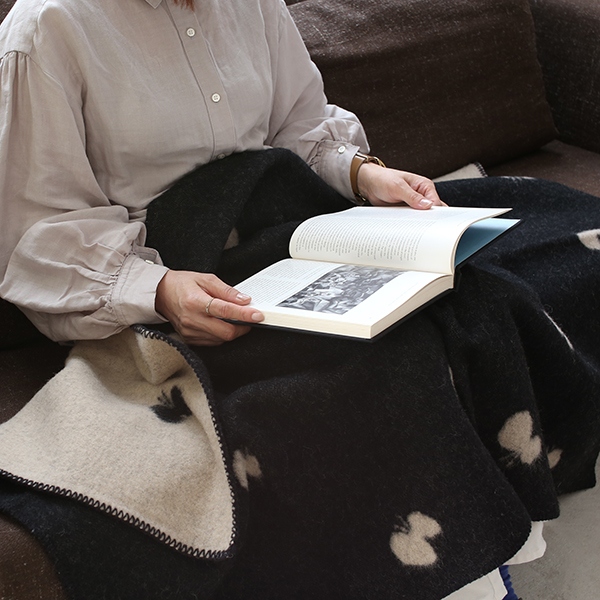 【正規取扱店】KLIPPAN ウールハーフブランケット CHOUCHO  KP892561(90cm×130cm/ブラック)【ミナペルホネン】 i-32282 | KLIPPAN