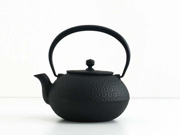 新品　未使用　南部鉄器　鉄瓶　O IGEN オイゲン　新亀甲アラレ OIGEN（オイゲン） 南部鉄器 及源鋳造 鉄瓶 新亀甲アラレ1.25L H-156