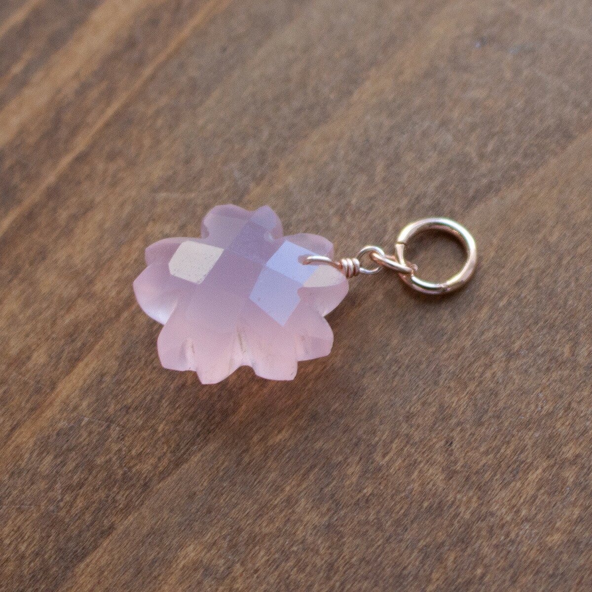ピンクカルセドニー 桜 カット チャーム サージカルステンレス SV925 K14GF 天然石 ペンダントトップ ピンク 上品 シンプル ギフト