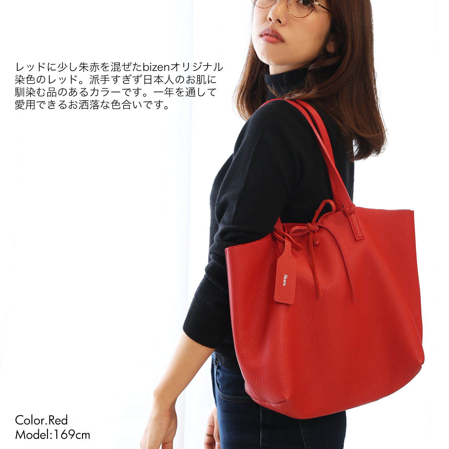 大容量バッグの女性が赤いバッグを持っています-