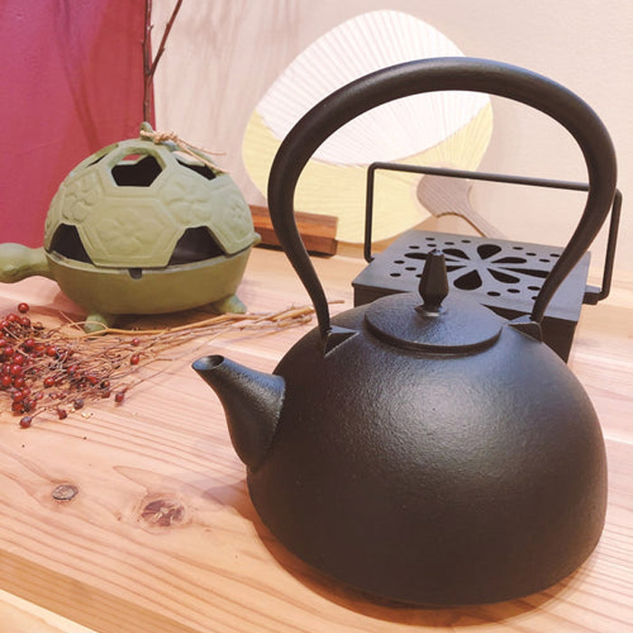 新品未使用 中国 茶葉入れ 鉄瓶 花 南部鉄器 南部鉄 鉄瓶 華 (はる) IH対応 約直径16×高さ20cm 容量約1.2L