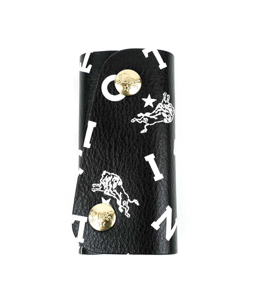 IL BISONTE（イルビゾンテ） ロゴプリンテッドレザー スナップボタン