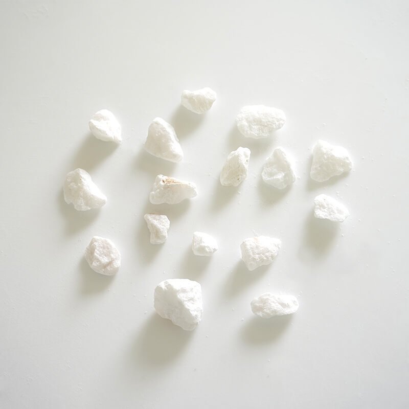 白 化粧砂利 15-25mm ラフ 100kg（20kg×5袋）天然大理石 砕石 庭石