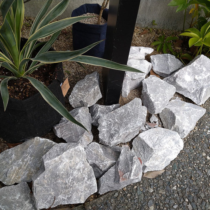 割栗石 グレー ラフ 5-15cm 20kg 庭石 グランドロック 灰色 岩 にわの