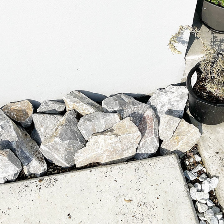 割栗石 グレー ラフ 5-15cm 20kg 庭石 グランドロック 灰色 岩 にわの