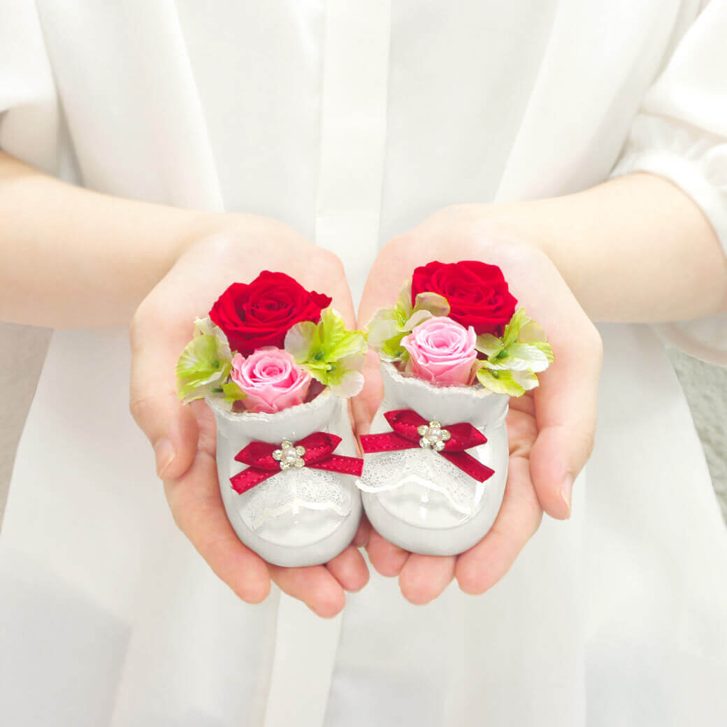 幸運ブサ可愛ベビーシューズ♡祝No.100  女の子と薔薇専用です プリザーブドフラワー「ララバイベビーシューズ レッド/ブルー」お祝い