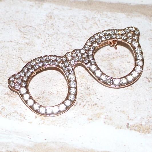 ラインストーンのメガネブローチ／お洒落で可愛いブローチです。シルバーとピンクゴールドの2タイプ　人気 お洒落 メガネ 眼鏡 かわいい 可愛い！