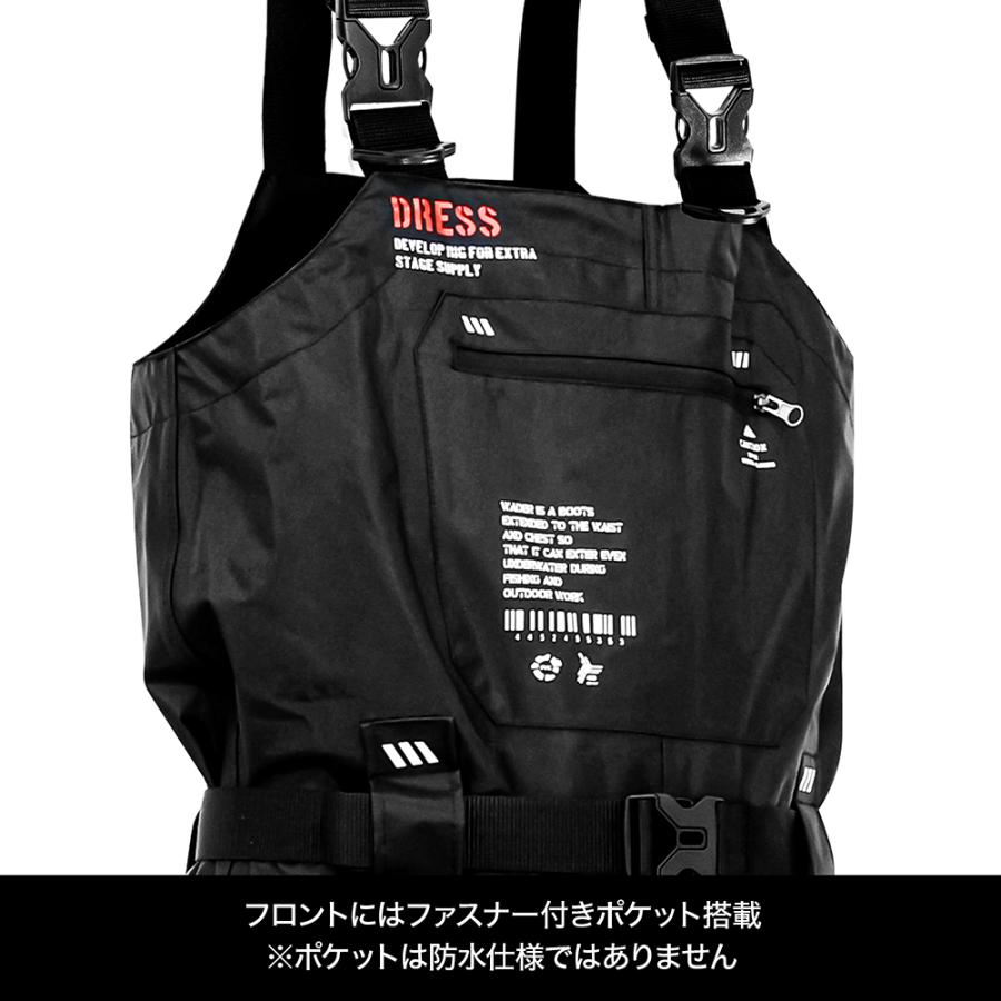 フロントにはファスナー付きのポケット搭載