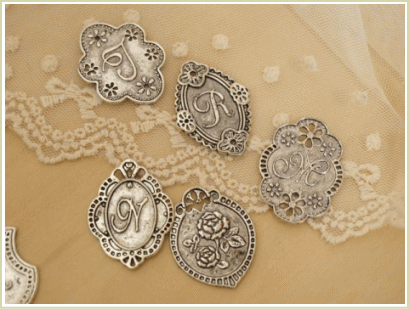 イニシャルメダルチャーム（シルバー）チャーム パーツ アクセサリー