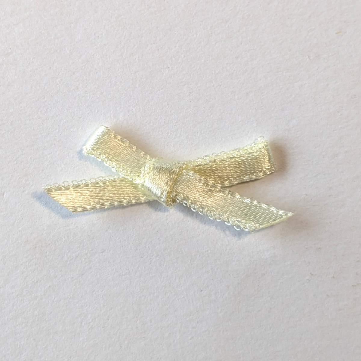 蝶リボン ナイロンサテン4mm 蝶結び 1個 : てづくり 手芸 ファミリア