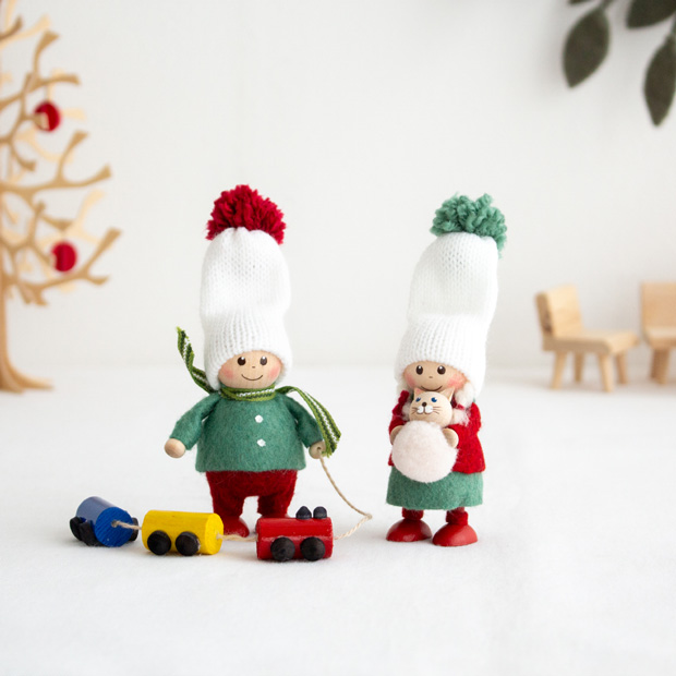 今季完売】ノルディカニッセ 2点 セット 電車のおもちゃを運ぶ男の子