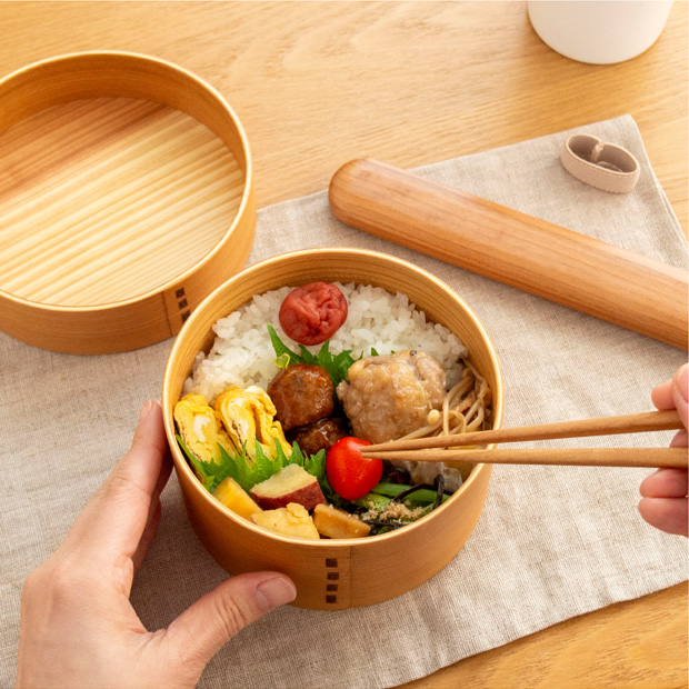 【超美品】国産 曲げわっぱ 丸型 弁当箱 木製 ナチュラル 未使用に近い めんぱ まる 曲げわっぱ弁当箱 丸 1段 700ml かぶせ蓋 ウレタン塗装