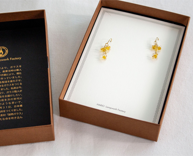 ハリオ ピアス ひとふさのミモザ 花 ガラス製 HARIO Lampwork Factory 手作り 日本製 小ぶり