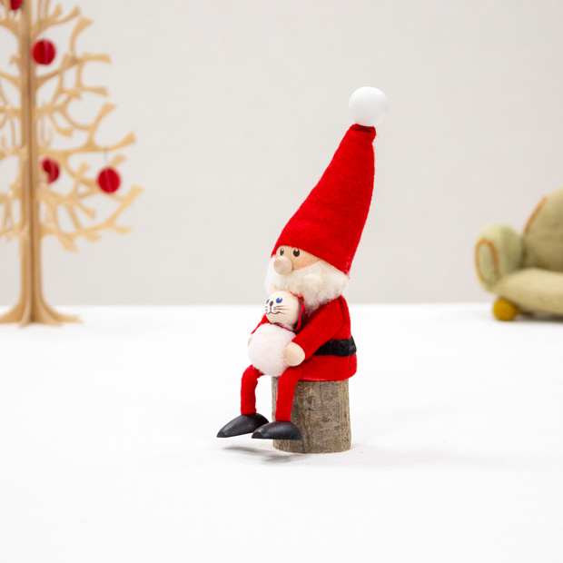 今季完売】ノルディカニッセ ネコを抱えたサンタ ＋ 丸太台 セット 2点