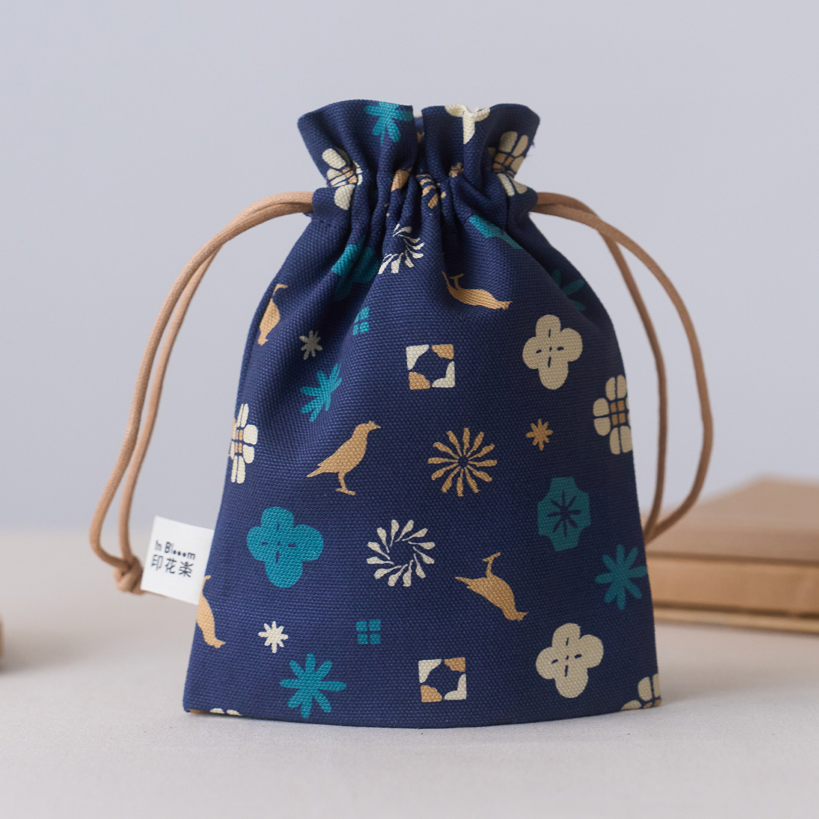インド刺繍　巾着　バックチャーム⑩ポーチ　カゴ ブルー 巾着袋 巾着ポーチ マチ付き 小さめ 布製 小物入れ コスメ収納