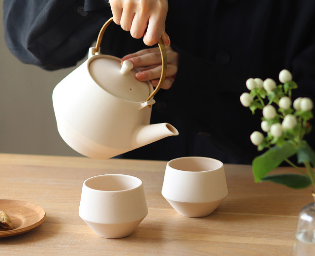 新品未使用 来客湯飲み急須セット 梅花 和柄 茶器 和食器 陶器 新生活 白 楽天市場】送料無料【箱入り】織部花紋 茶器揃（急須＆汲出2