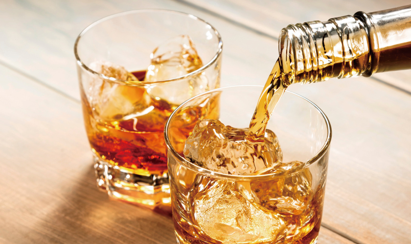 ウイスキー 南アルプスワインアンドビバレッジ 鷹 18年 ミズナラ樽仕上げ 43度 箱なし 700ml 洋酒 18年 ミズナラ樽仕上げ