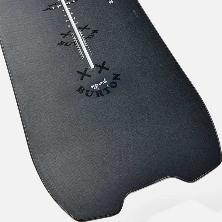 Burton Skeleton Key 158（2023-24モデル）になります。 人気のディレクショナルキャンバーで、カービング・パウダー・地形遊びすべて扱いやすい万能モデルです。 メンズ Burton スケルトンキー キャンバー スノーボード | Burton.com