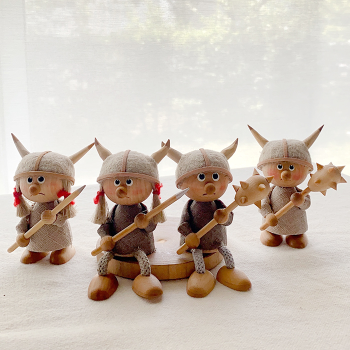 Skandinavisk Hemslojd 北欧フィギュア バイキングボーイお座り