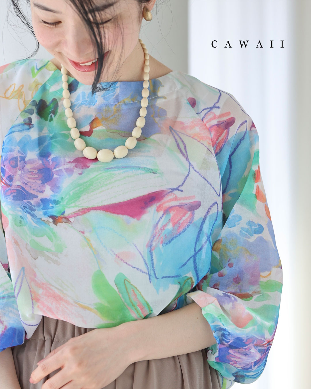 Sから2L対応 アートに描く花モチーフのスタンドネックブラウストップス 再入荷♪9&frasl;24 20時（S~2L対応）アートに描く花モチーフ