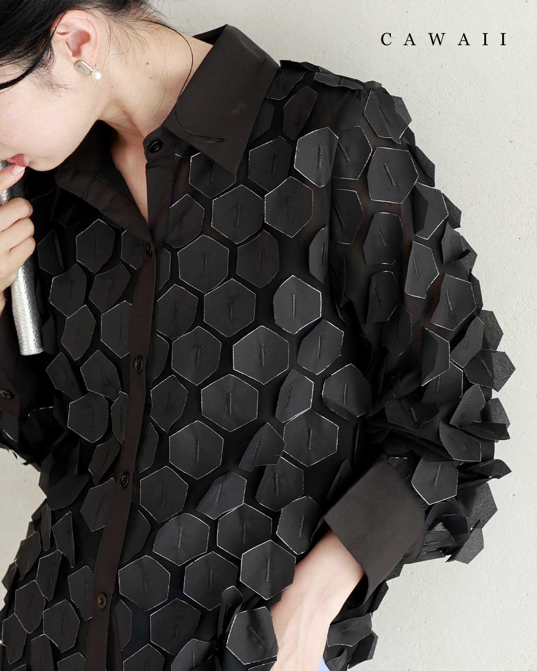 再入荷11月17日 （黒）立体に浮かぶ六角形シャツトップス cawaii w50507nc S~L対応 長袖 立体的 透け感 ブラック オシャレ 個性的 大人可愛い エレガント 上品 秋服 秋物 冬服 冬物 薄手 レディース ファッション ミセス 30代 40代 50代 cawaii SからL対応 黒 立体に浮かぶ六角形シャツトップス : CAWAII
