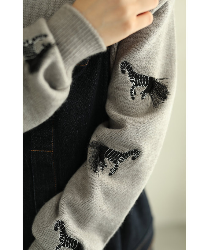 cawaii Sから3L対応 フサフサしっぽのシマウマ刺繍ニットトップス cawaii Sから3L対応 フサフサしっぽのシマウマ刺繍ニット