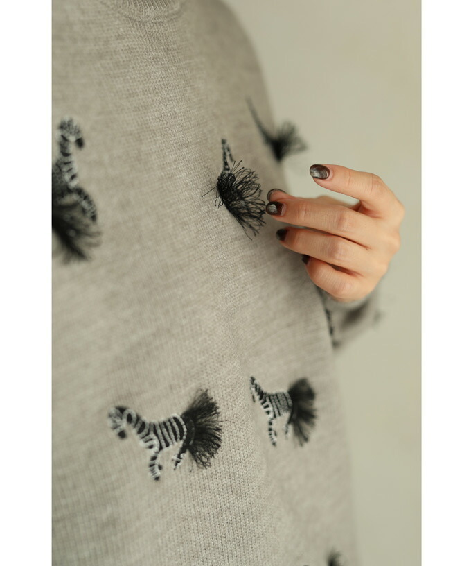 cawaii Sから3L対応 フサフサしっぽのシマウマ刺繍ニットトップス cawaii Sから3L対応 フサフサしっぽのシマウマ刺繍ニット
