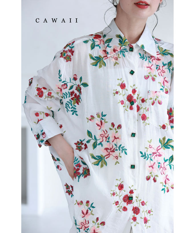 Sから3L対応 アンティーク風ビジューボタンの花刺繍シャツトップス