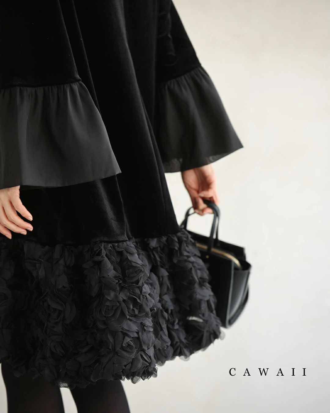 Sから2L対応 （黒）裾に咲く黒花のベロア調ミニワンピース : CAWAII