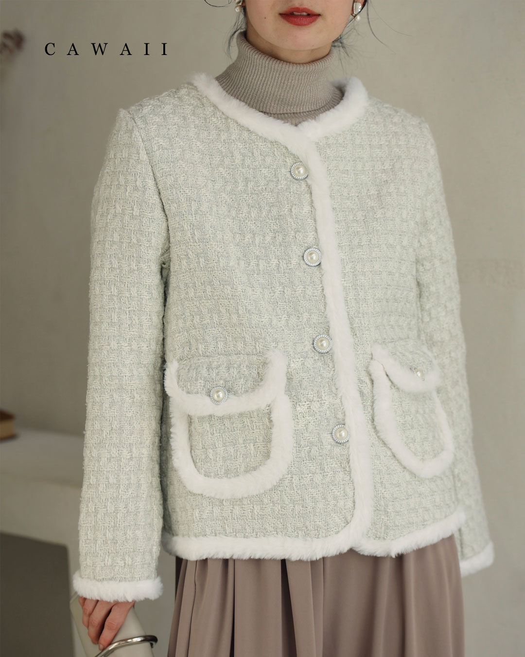 再入荷12月14日 ファートリミングのツイード風ジャケット cawaii w61059ps M/L対応 秋 冬 ホワイト ラメ 光沢感 パールボタン 装飾 華やか ふわふわ ノーカラー エレガント 大人可愛い 羽織り お洒落 レディース ファッション 大人 ママ ミセス 30代 40代 50代 cawaii M/L対応 ファートリミングのツイード風ジャケット : CAWAII