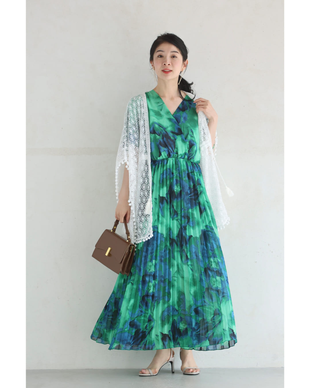 再入荷8月24日 緑と青が織りなす夏花プリーツロングワンピース（リボン付き） cawaii w61307ps 半袖 カシュクール 総柄 鮮やか オシャレ 個性的 大人可愛い エレガント 上品 春 夏 薄手 レディース ファッション ミセス 30代 40代 50代 Sから2L対応 緑と青が織りなす夏花プリーツロングワンピース リボン