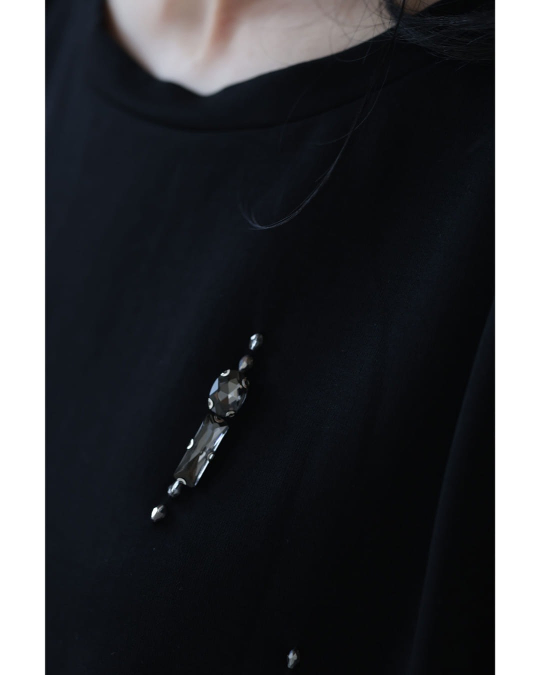 Sから2L対応 黒 くしゅくしゅ袖のデコレーションビジューカットソー