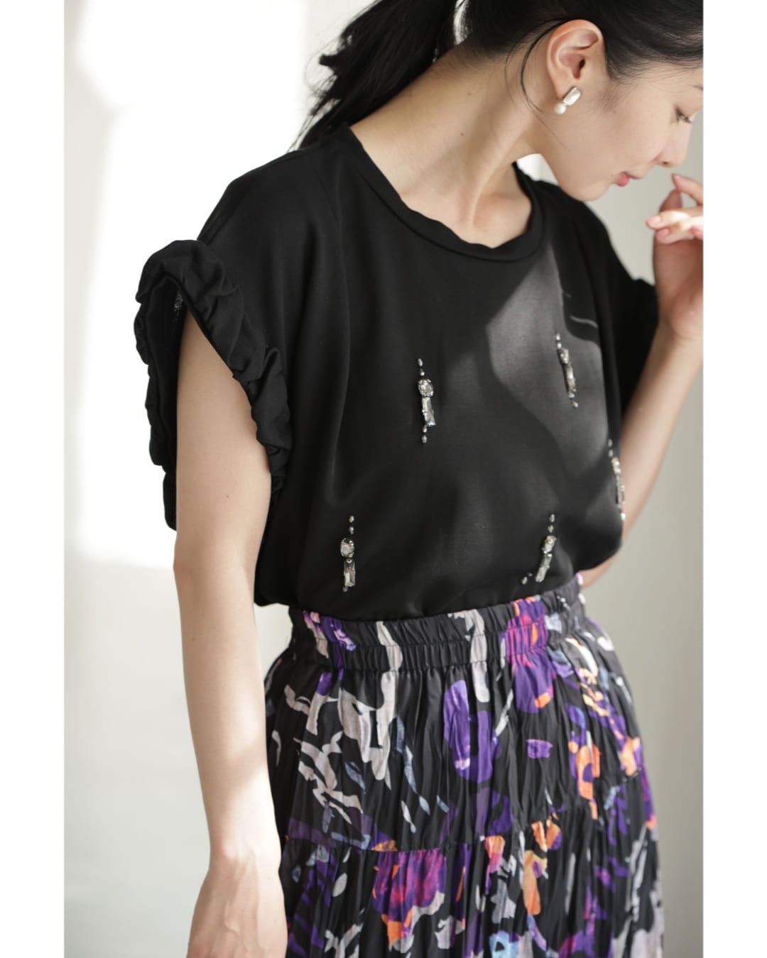 新作8月30日 黒 くしゅくしゅ袖のデコレーションビジューカットソートップス cawaii w61489ps S~2L対応 装飾 袖フリル ブラック オシャレ 個性的 大人可愛い エレガント 上品 春服 春物 夏服 夏物 薄手 レディース ファッション ミセス 30代 40代 50代 Sから2L対応 黒 くしゅくしゅ袖のデコレーションビジューカットソー