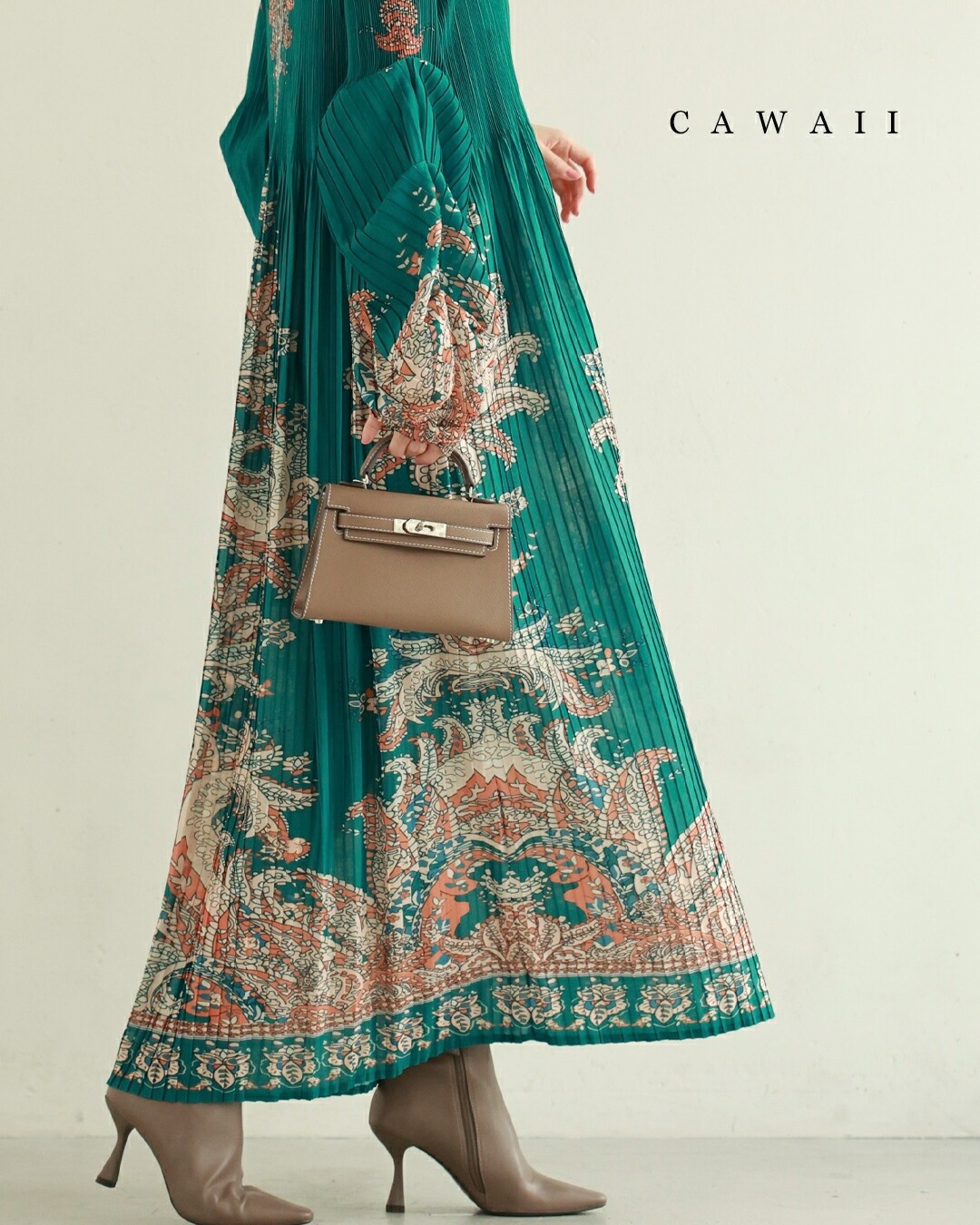 ふんわり変形タック袖の華やかなエスニック柄プリーツロングワンピース