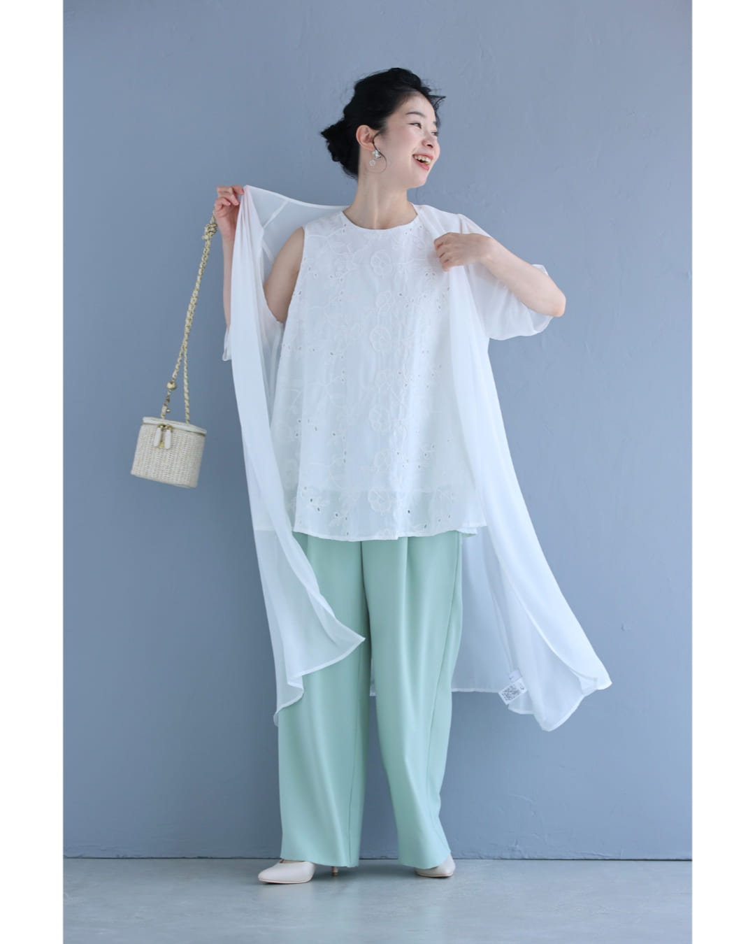 Sから2L対応 Aラインに広がる蔦花刺繍ブラウストップス : CAWAII