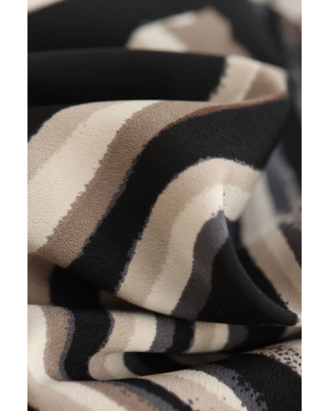 Sから2L対応 流れゆくアート柄のモードブラウストップス : CAWAII