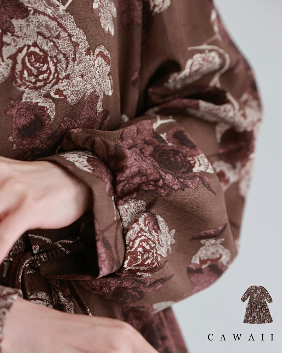 Sから2L対応 優雅なバラ描くショコラカラーミディアムワンピース