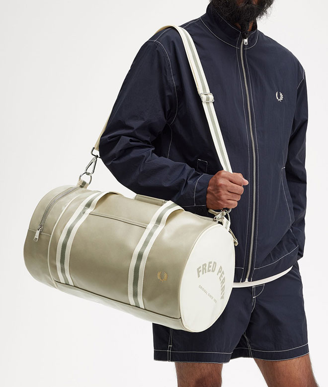 FRED PERRY ベージュ ボストンバッグ　フレッドペリー 大人気☆Fred Perry☆CLASSIC BARREL ボストンバック (FRED