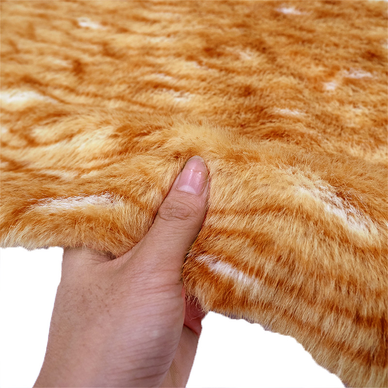 オレンジのフェイクファー 猫の置物 オレンジのフェイクファー 猫の